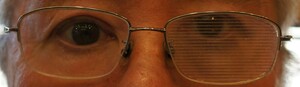 使用中の眼鏡：左にフレネル膜プリズム